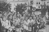 Цивільне населення прощає добровольців. Львів, влітку 1943 року